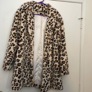 Faux fur super soft leopard print oversized jacket. Size 4 but very baggy.